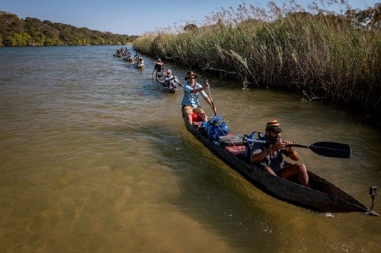 　　史蒂夫・博伊斯和国家地理奥卡万戈野外计划安哥拉国家主任克伦・哥斯达（Kerllen Costa）率领团队展开首次探险，乘坐“mekoro”（中空独木舟）沿隆圭本古河顺流而下，为“非洲大脊梁”计划作前期准备工作。©National Geographic/Jen Guyton