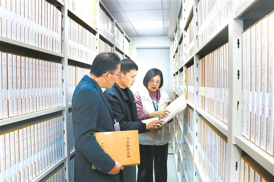 江苏省江阴市纪委监委将干部廉政档案的运用贯穿于监督执纪执法全过程，严格日常监督管理，严防期权腐败。图为该区纪检监察干部比对廉政档案，了解相关情况。张一天 摄