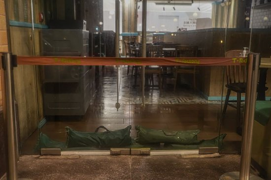 2023年7月17日，香港，杏花邨一家餐馆门口的沙袋。