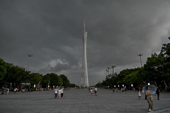 　　2023年7月16日，广东省广州市，广州塔上空乌云密布。广州市受台风“泰利”外围环流影响，市区出现强降水、雷暴大风等强对流天气。中新社记者 陈骥旻 摄