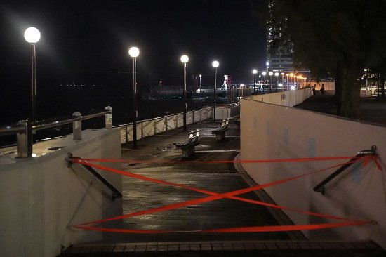 2023年7月17日，香港，受台风泰利影响，杏花邨部分行人路已封闭。