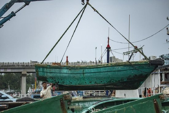 2023年7月16日，海南琼海，潭门港大批渔船在港湾里抛锚避风。