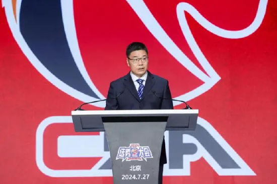 　　7月27日，2024年中国男子篮球职业联赛（CBA）选秀大会在北京首钢园举行。图为郭振明在选秀大会上致辞。新华社发