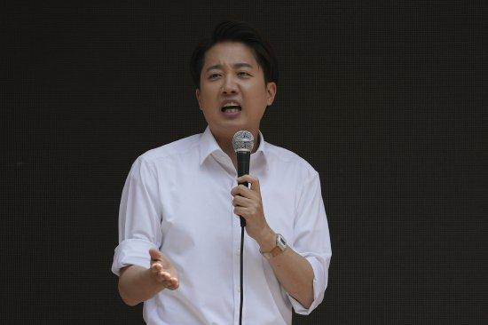 韩国变革新党提名人李俊锡宣告败选