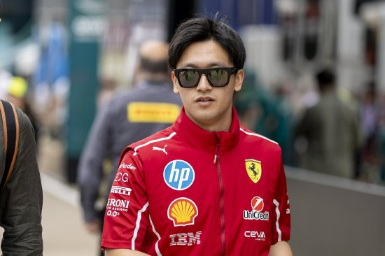 周冠宇在中国F1大奖赛上为何激动落泪？_新浪新闻