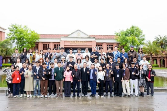 图：24小时大师赛成都赛区参赛选手及主办方代表合影