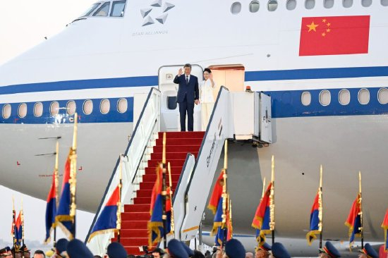 　　当地时间9月1日晚，国家主席习近平乘专机抵达开罗，应埃及总统塞西邀请，对埃及进行国事访问。这是习近平和夫人彭丽媛步出舱门。新华社记者 申宏 摄