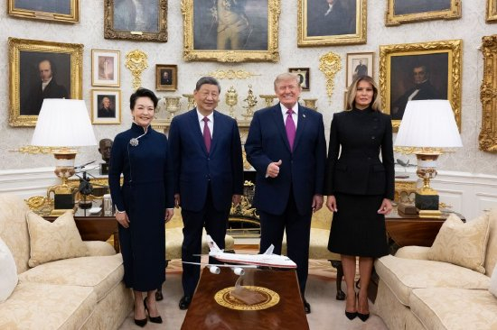 　　当地时间2026年9月24日上午，美国总统特朗普在白宫举行隆重仪式，热烈欢迎中国国家主席习近平对美国进行国事访问。欢迎仪式结束后，两国元首夫妇移步白宫椭圆形办公室，进行亲切友好的交流。新华社记者谢环驰摄