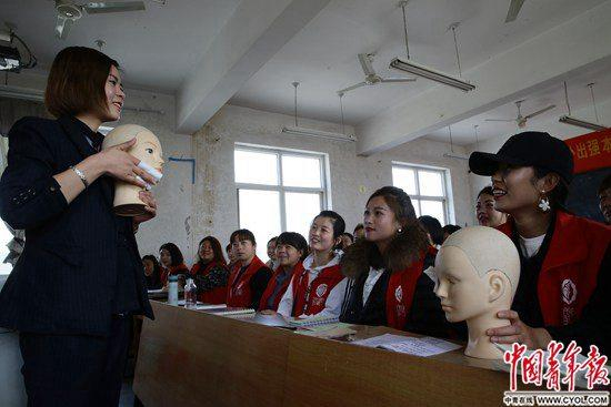　　4月4日，雄安新区容城县晾马台乡南阳中学培训点，刘慧敏老师（左）正在给美容培训班上的学员讲授面部清洁的要领。据介绍，去年以来，雄安新区积极实施对当地居民的免费系列职业培训，帮助居民尽快在新区就业。中国青年报·中青在线记者 陈剑/摄