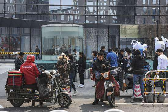 中午1点，新浪总部大厦楼下，一些员工在等外卖。外卖是许多员工午饭和加班餐的主要选择。