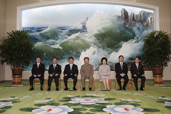 　　2007年10月3日，朝鲜平壤，时任朝鲜领导人金正日（左四）与时任韩国总统卢武铉（左三）举行会谈合影留念。