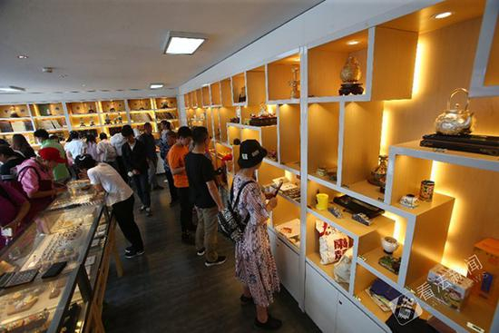 游客在故宫选购文创产品 法制晚报 图