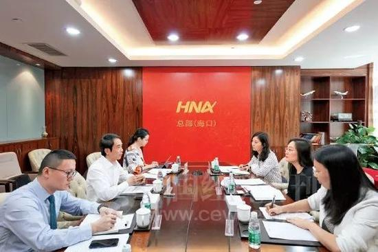 2018年4月，《中国经济周刊》记者在海航集团总部采访。《中国经济周刊》首席摄影记者 肖翊 摄