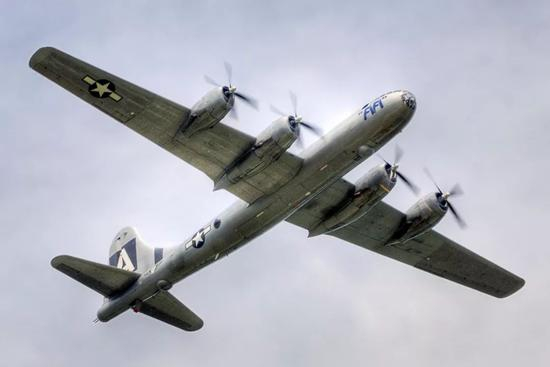 B-29超级空中保垒轰炸机