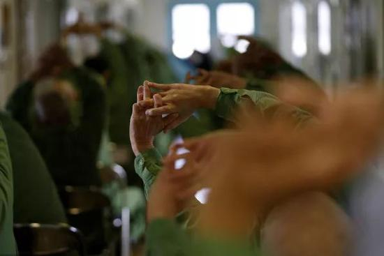 位于兵库县明石市的神户监狱，为了预防老年罪犯摔倒，专门开设了柔软体操课。