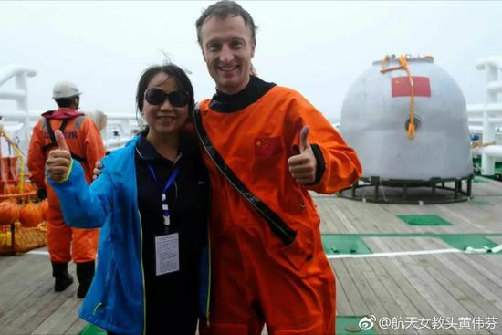 毛瑞尔与中国航天员中心副总设计师黄伟芬
