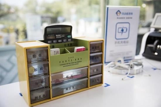 建设银行东四支行劳动者港湾为有需要的客户提供了多种日常用品