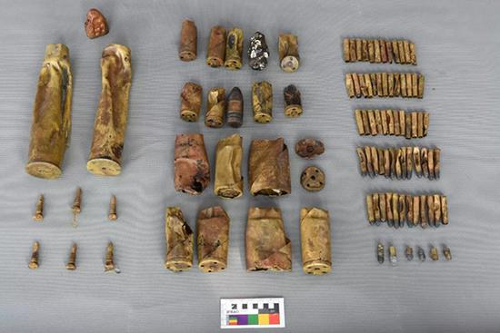 　　各种小口型武器合照（53毫米格鲁森炮弹药筒、发火管、37毫米哈乞开司速射炮弹药筒、47毫米哈乞开司速射炮弹药筒、毛瑟步枪子弹、威布列手枪子弹）