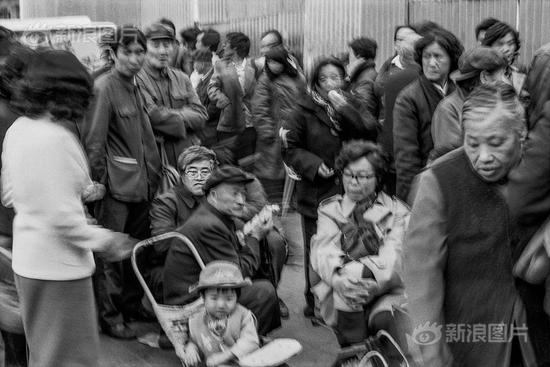　　[抢购副食品]1988年4月30日，北京西单菜市场外拥挤的排队人群。近日，社会商品价格的涨价风已对市民生活产生严重影响。摄影|贺延光