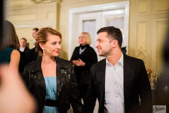 ▲泽伦斯基和伊琳娜共同出席2014-2015年度乌克兰国家电视奖颁奖典礼。图据乌克兰媒体iya