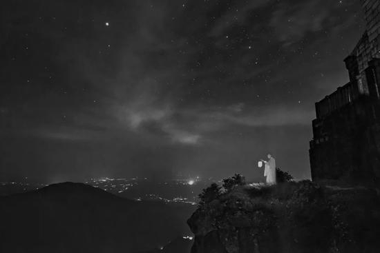 《夜空下的禅者》