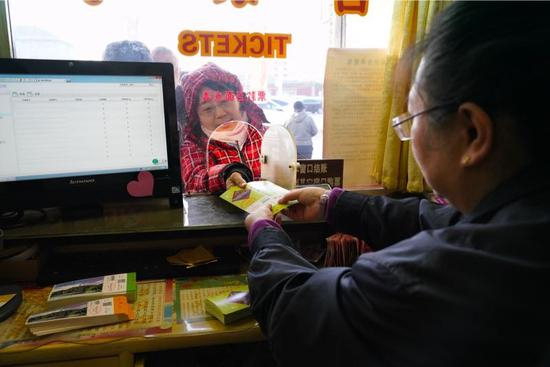 今天上午，市民在北海公园门口排队购买立春节气特色门票。