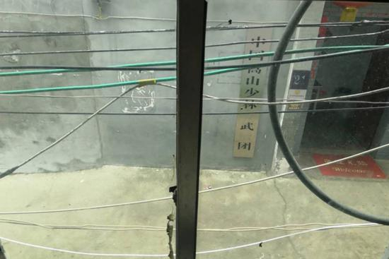 4月底，中国嵩山少林寺武僧团门口。除特殊标注外，本文图片均为澎湃新闻记者 明鹊 图