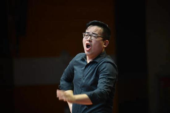 在指挥台上，高至凡是一个音乐狂人，全身心投入音乐。厦门六中供图