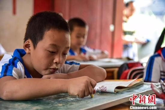 在达佑教学点认真学习的学生们。