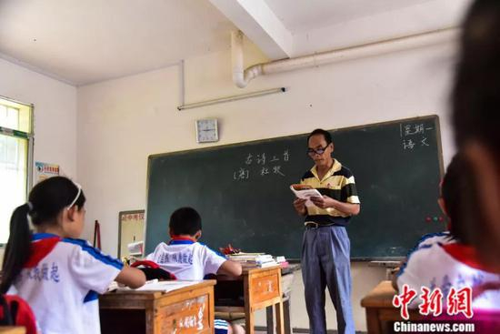 退休后返聘的周宏军给学生上课