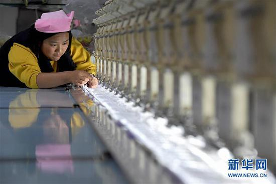 　　10月29日，工作人员在洛宁县长水镇产业扶贫基地一家毛绒玩具厂的刺绣车间作业。 近年来，河南省洛宁县因地制宜探索产业扶贫之路，加大扶贫资金投入，通过“龙头企业+贫困户”、扶贫车间、特色种养殖等多种形式，提高贫困户的产业参与度和受益度，提升“造血”功能，促进乡村发展。新华社记者 李安 摄