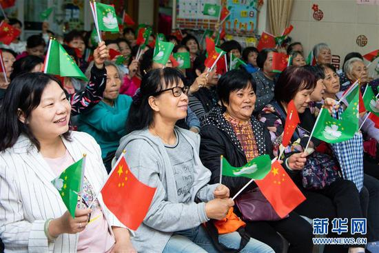 　　12月20日，街坊们一起在澳门马黑祐颐康中心收看庆祝澳门回归祖国20周年大会暨澳门特别行政区第五届政府就职典礼的电视直播。新华社记者 张金加 摄