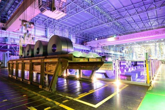 　　图为2020年6月，智能仓库内，运用5G网络技术的无人驾驶智能行车正在吊运高档板卷产品发货。张磊摄（人民视觉）