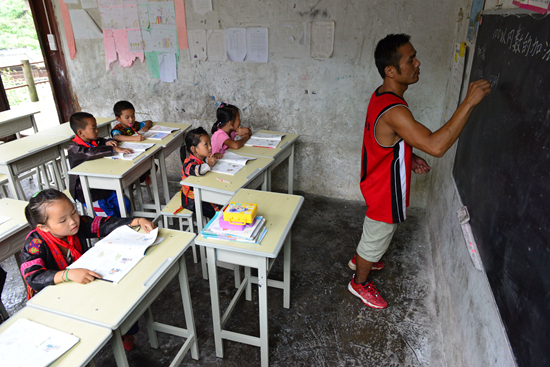 2017年9月5日，贵州剑河，久甲小学的师生在换上新课桌的教室里上课。视觉中国供图