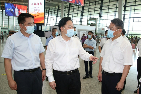 7月22日下午，常州市委书记陈金虎带队，前往常州奔牛国际机场，督查疫情防控工作。