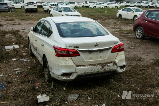 被淹新车。图片来源：每经记者 韩阳 摄