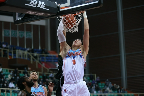 周琦依旧是CBA的绝对巨星。