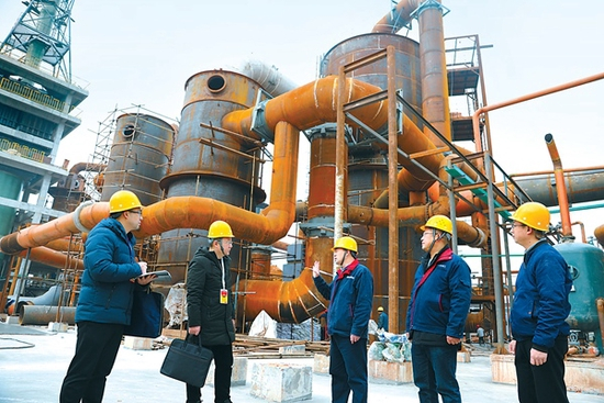 重庆市潼南区纪委监委强化监督、跟进压责，坚决查处违规上马“两高”项目问题。图为近日，该区纪检监察干部在化工企业走访，了解项目执行产业政策和产能置换有关情况。李扬 摄