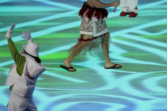 内森·克鲁普敦脚踩人字拖。