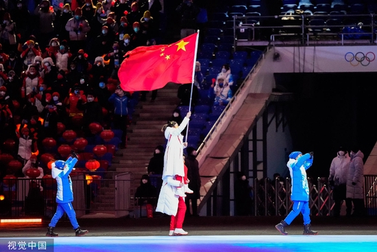 　徐梦桃坐在高亭宇的肩上挥舞国旗入场。