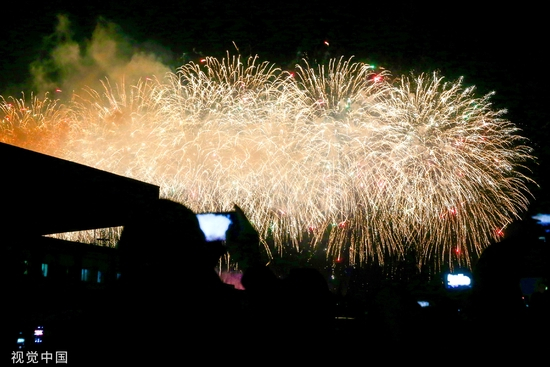 　拍摄闭幕式烟花的北京市民。