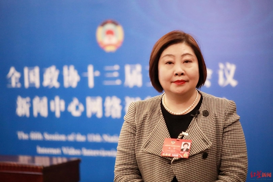 ▲全国政协委员、上海外国语大学法学院副教授、上海市妇联兼职副主席黄绮