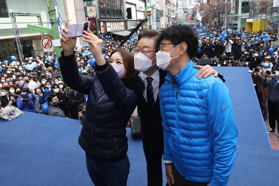 　　当地时间2022年3月7日，韩国釜山，韩国执政党共同民主党总统候选人李在明在当地举行竞选集会。图/IC photo
