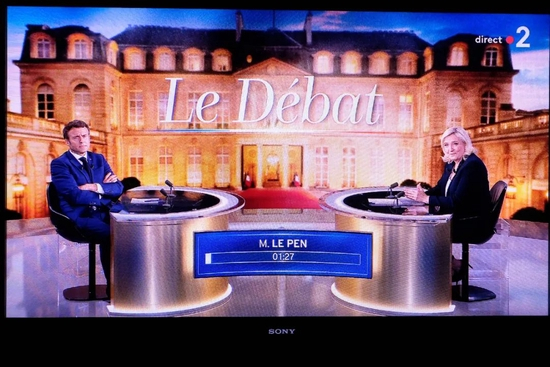 　　当地时间2022年4月20日，2022年法国总统选举电视辩论举行，法国总统马克龙与极右翼候选人玛丽娜·勒庞参加电视辩论。图/IC photo