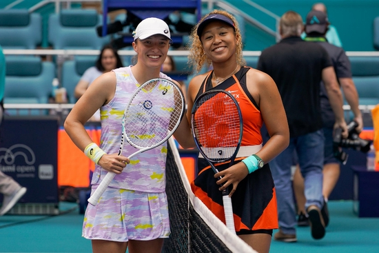 　大坂直美迈阿密公开赛迎战斯瓦泰克（左）。