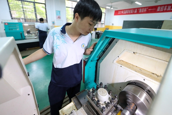 　　↑专家指出按照整个社会的需求，必须有大量的技能型人才。图为2021年6月2日，贵州省铜仁市玉屏侗族自治县职业中学开展车工技能比赛。