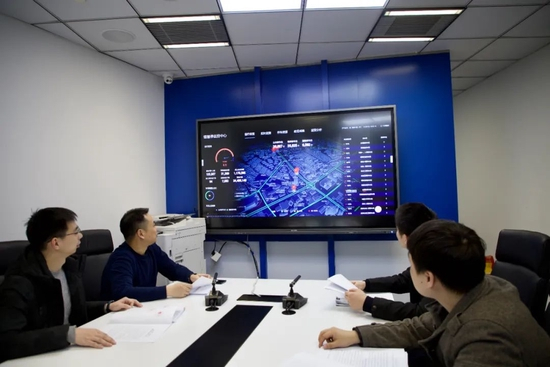 　　江苏省无锡市新吴区纪委监委推深做实公共停车收费管理专项整治，在督促推动立行立改的基础上，采用“大数据+智慧管理”模式，推动有关单位升级扩容全区统一的“新吴智慧停车”管理平台、优化“锡慧停”公众停车服务微信小程序，实现了停车引导、收费服务、动态监测“一网统管”。（江苏省无锡市新吴区纪委监委供图）