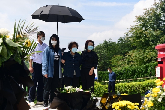 　　2022年5月21日上午9时许，袁隆平院士夫人邓则、长子袁定安、次子袁定江携家人前往湖南长沙唐人万寿园纪念袁老。潇湘晨报 图