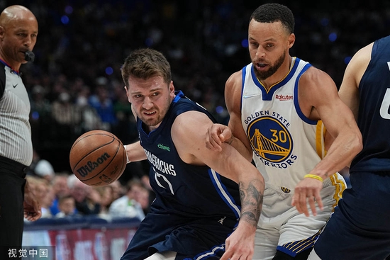 东契奇持球突破库里。