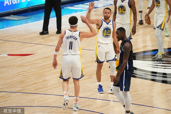 “水花兄弟”击掌庆祝胜利。